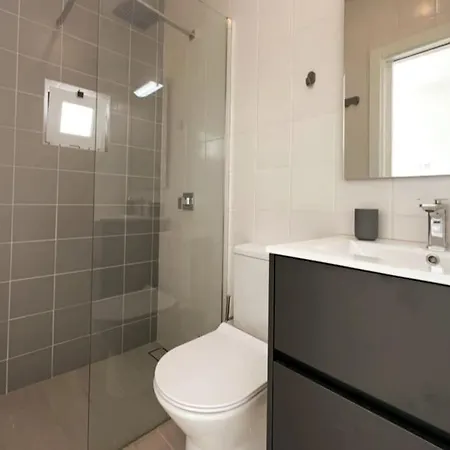 Apartment Modern Retreat With Patio Near The Airport - Oha I