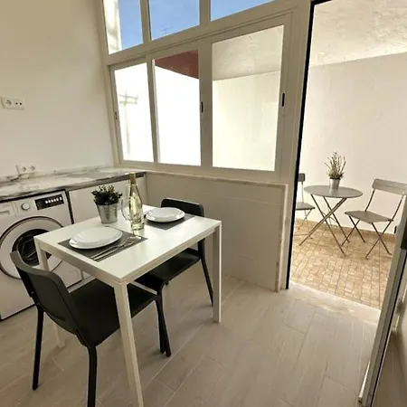 Modern Retreat With Patio Near The Airport - Oha I * Lissabon