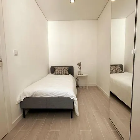 Modern Retreat With Patio Near The Airport - Oha I Apartmán