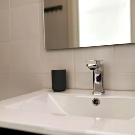 Modern Retreat With Patio Near The Airport - Oha I * Lisboa