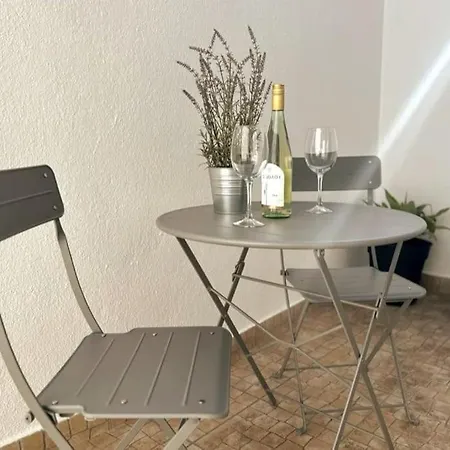 Modern Retreat With Patio Near The Airport - Oha I Apartmán Lisboa